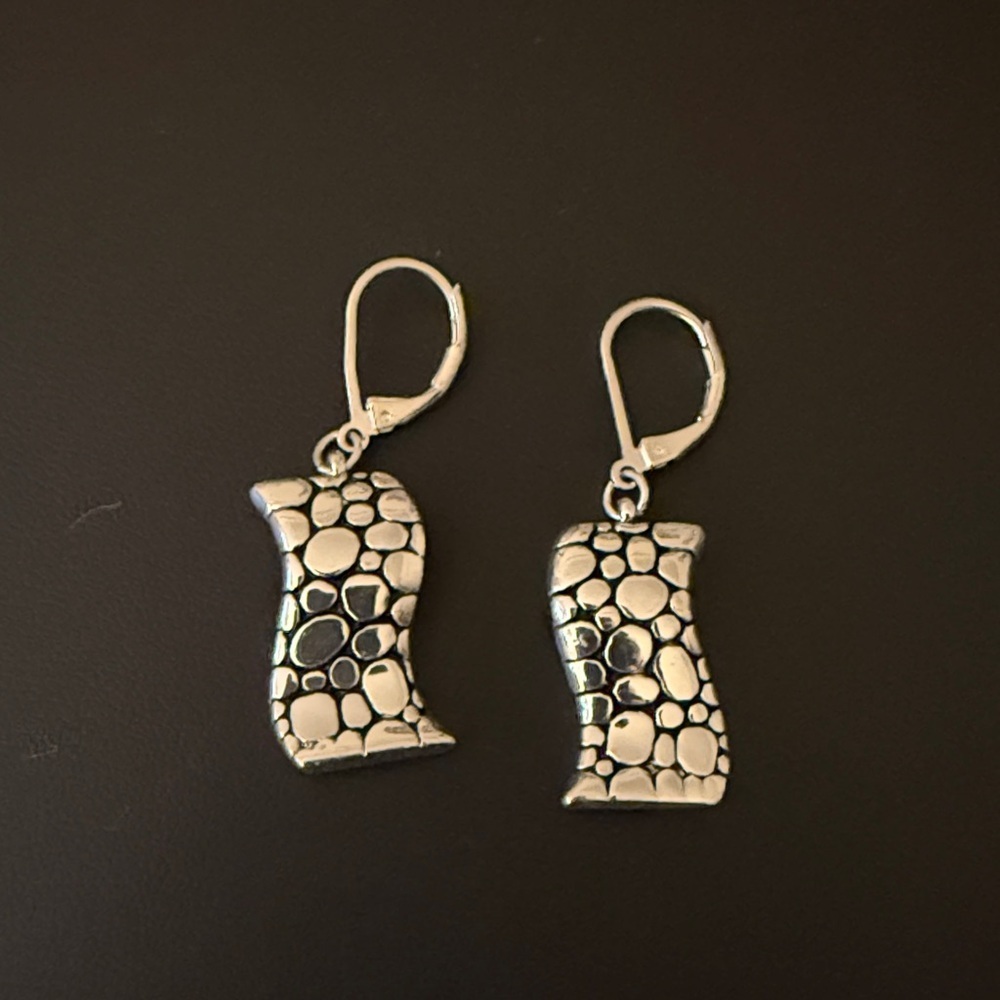 Necklace & Earring Set in Silver Tone/Black with Pebble Finish. - Picture 7 of 9